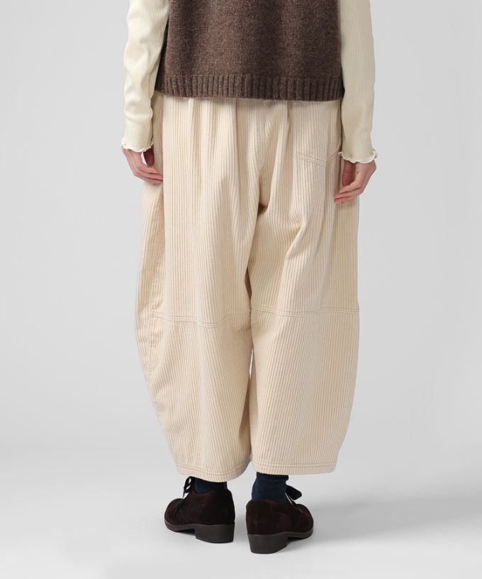ラッカーパンツ・U　太コーデュロイのコクーンシルエットパンツ