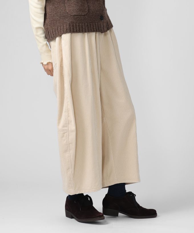 ラッカーパンツ・U　太コーデュロイのコクーンシルエットパンツ