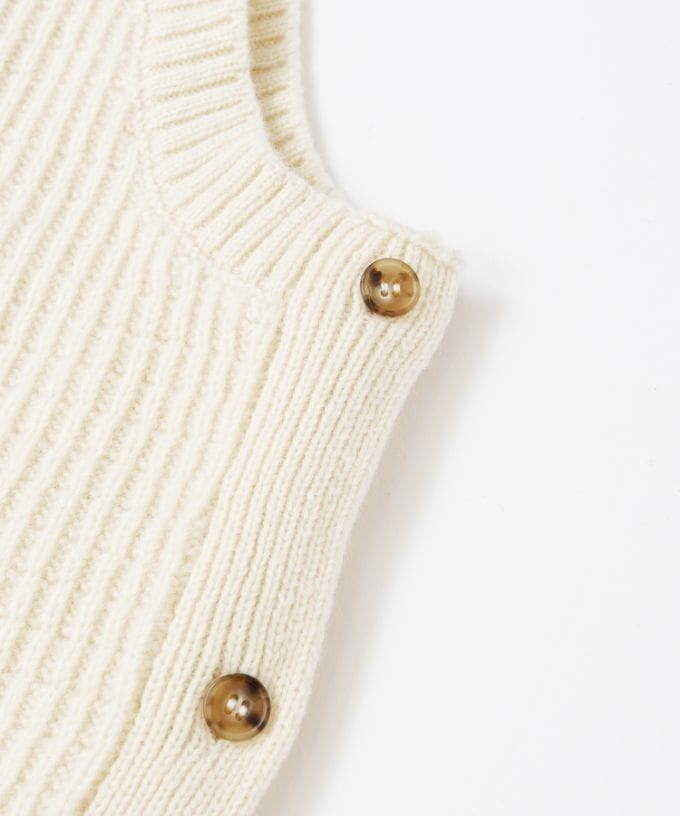 ジョエルベスト　ラインの入ったケーブルニットベスト