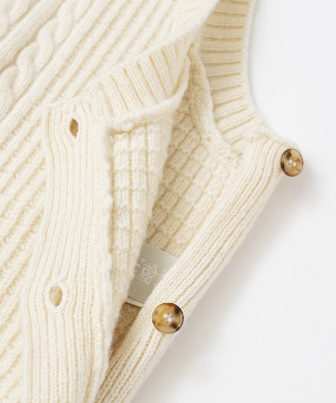 ジョエルベスト　ラインの入ったケーブルニットベスト