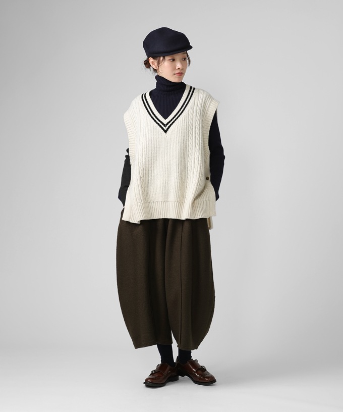 ジョエルベスト　ラインの入ったケーブルニットベスト