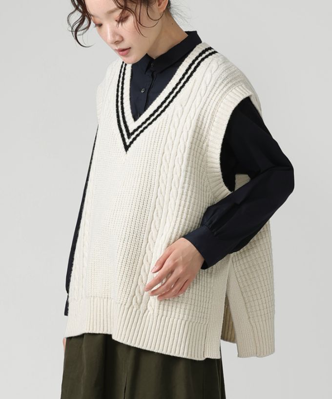 ジョエルベスト　ラインの入ったケーブルニットベスト