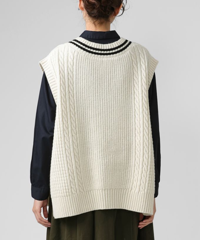 ジョエルベスト　ラインの入ったケーブルニットベスト