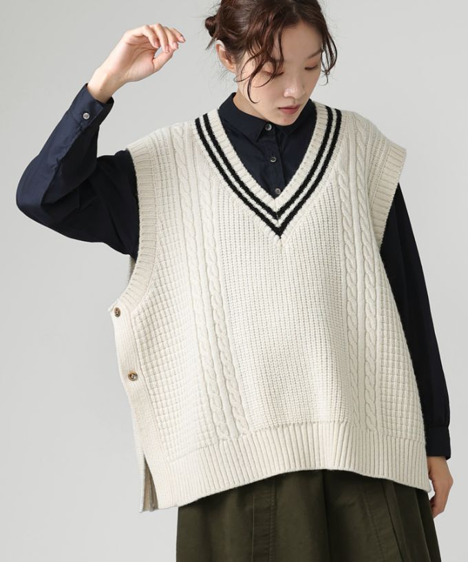 ジョエルベスト　ラインの入ったケーブルニットベスト