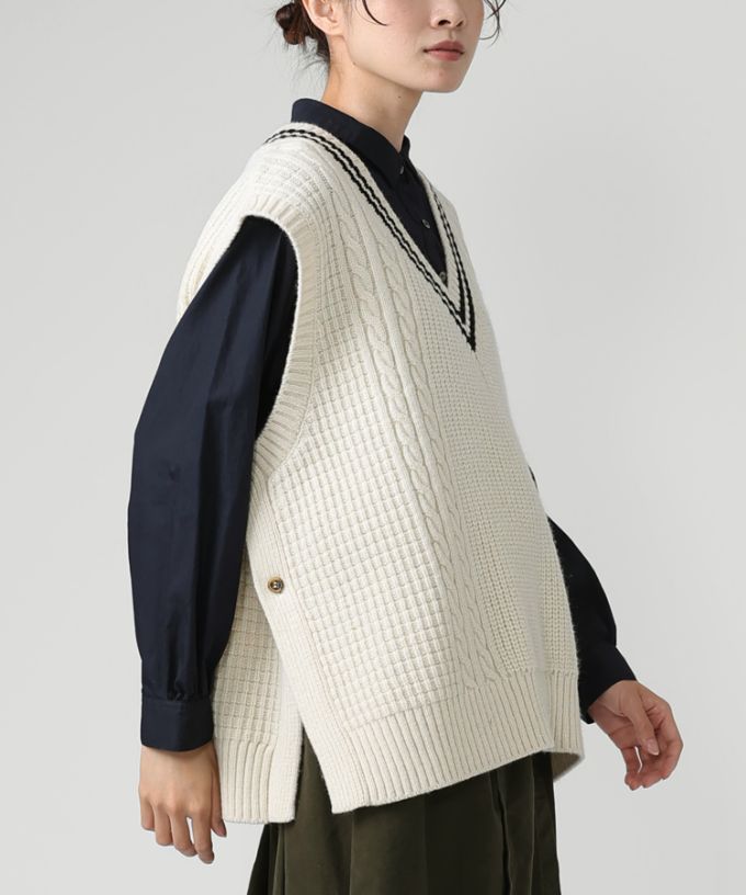 ジョエルベスト　ラインの入ったケーブルニットベスト
