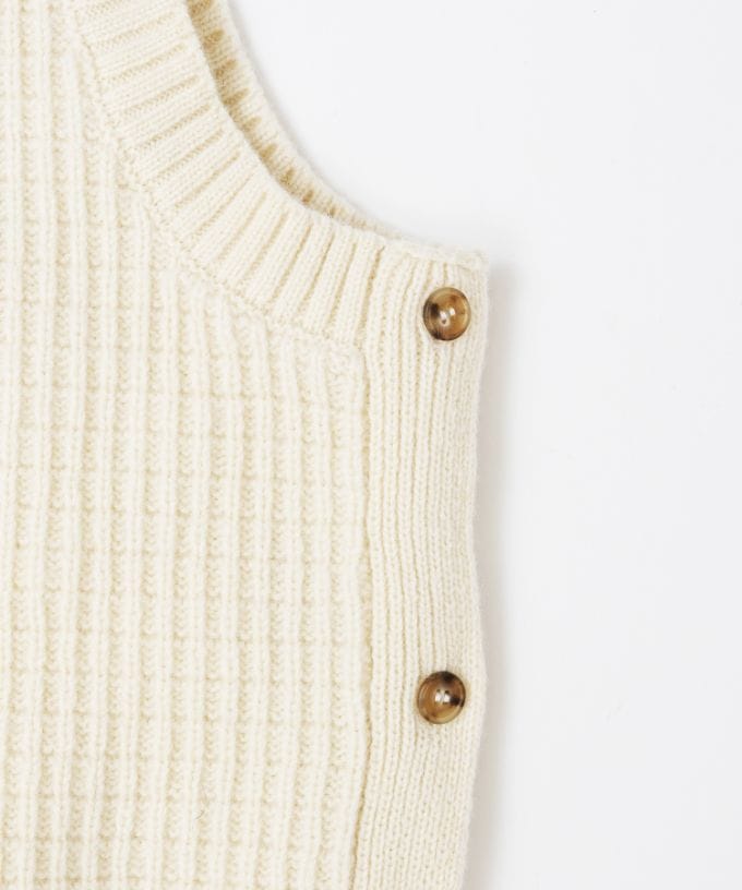 ジョエルベスト　ラインの入ったケーブルニットベスト