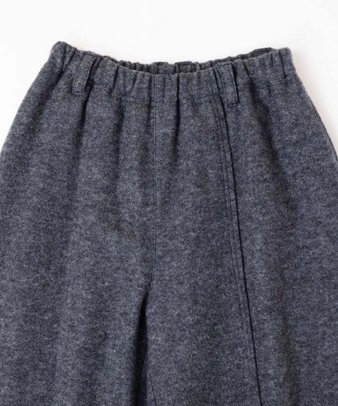 ラッカーパンツ・V　圧縮ウールのコクーンシルエットパンツ