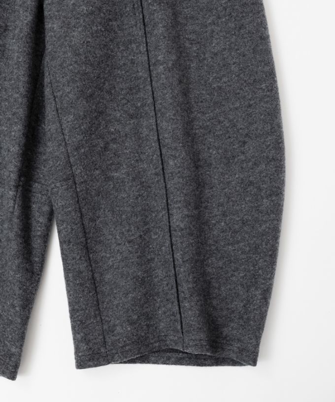 ラッカーパンツ・V　圧縮ウールのコクーンシルエットパンツ