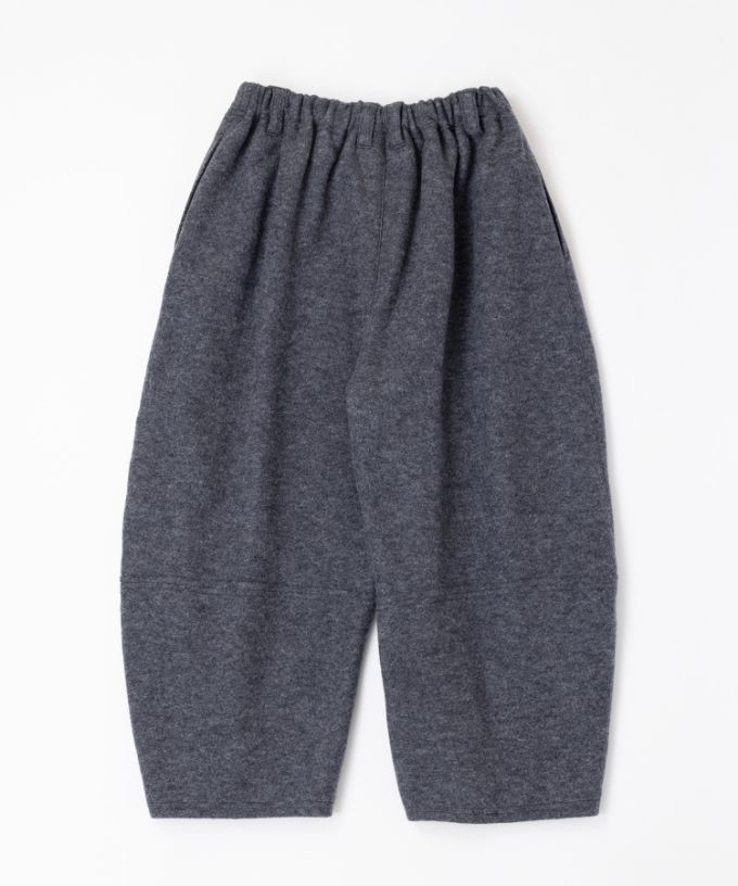 ラッカーパンツ・V　圧縮ウールのコクーンシルエットパンツ