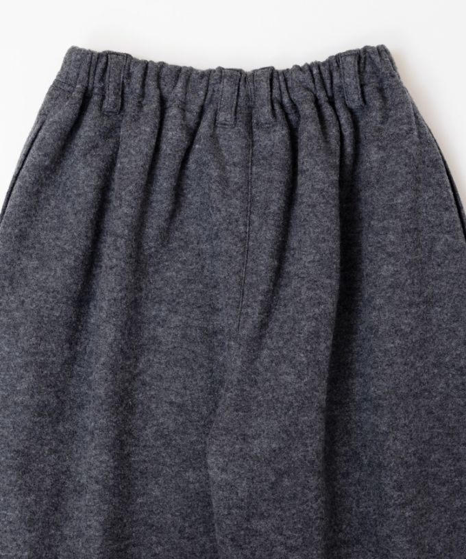 ラッカーパンツ・V　圧縮ウールのコクーンシルエットパンツ