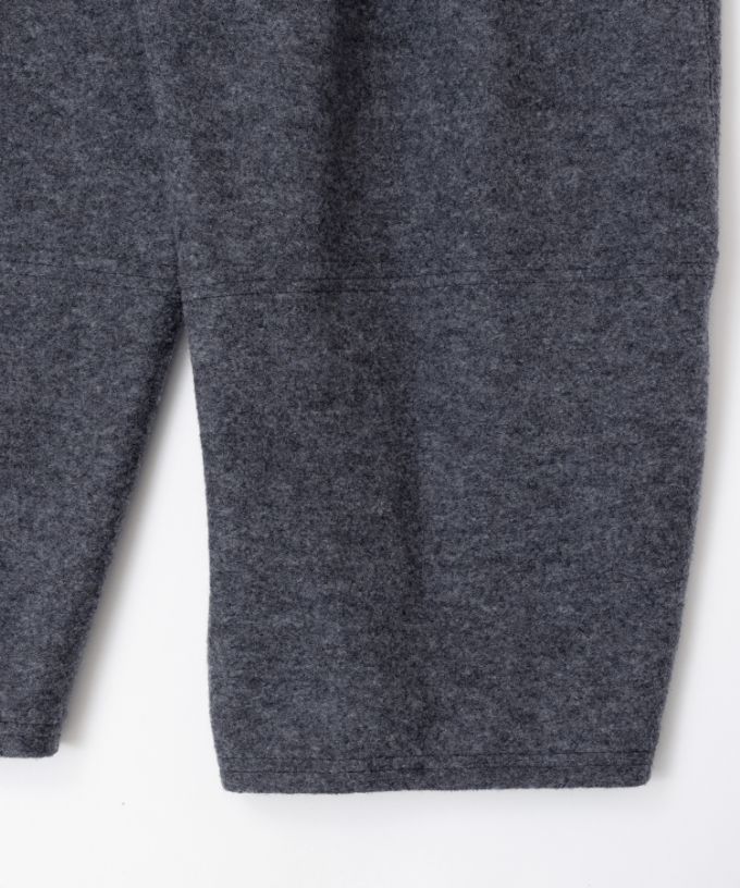 ラッカーパンツ・V　圧縮ウールのコクーンシルエットパンツ