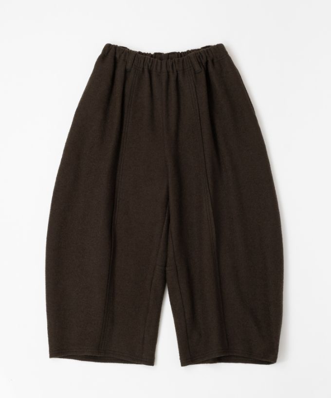 ラッカーパンツ・V　圧縮ウールのコクーンシルエットパンツ