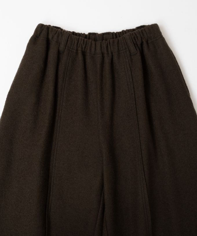 ラッカーパンツ・V　圧縮ウールのコクーンシルエットパンツ