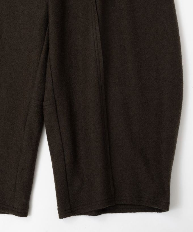 ラッカーパンツ・V　圧縮ウールのコクーンシルエットパンツ