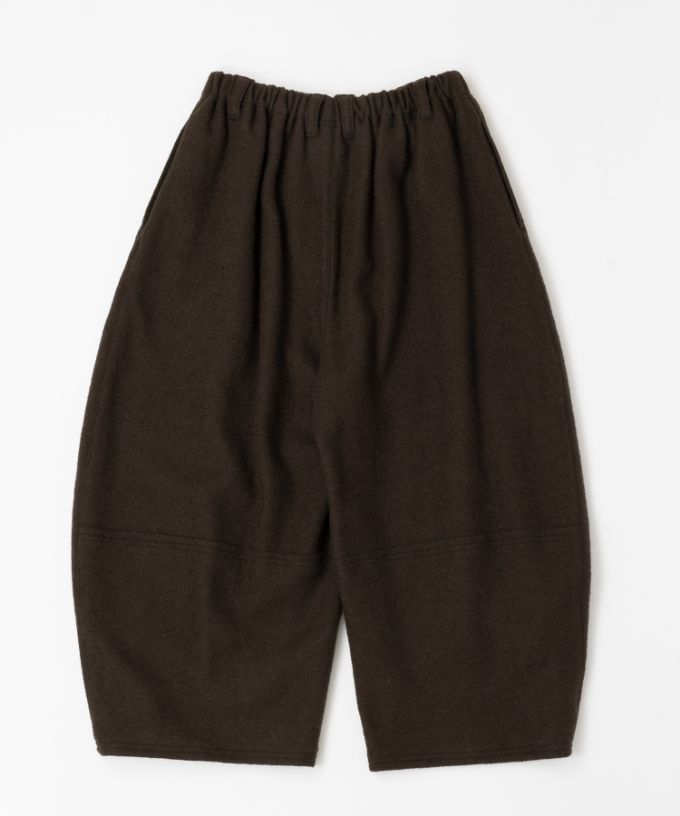 ラッカーパンツ・V　圧縮ウールのコクーンシルエットパンツ