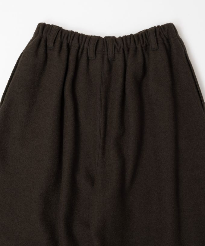 ラッカーパンツ・V　圧縮ウールのコクーンシルエットパンツ