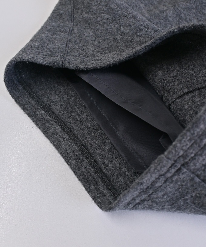 ラッカーパンツ・V　圧縮ウールのコクーンシルエットパンツ