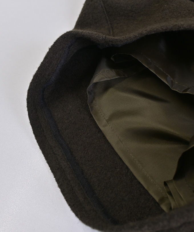 ラッカーパンツ・V　圧縮ウールのコクーンシルエットパンツ