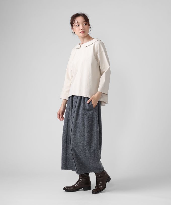 ラッカーパンツ・V　圧縮ウールのコクーンシルエットパンツ