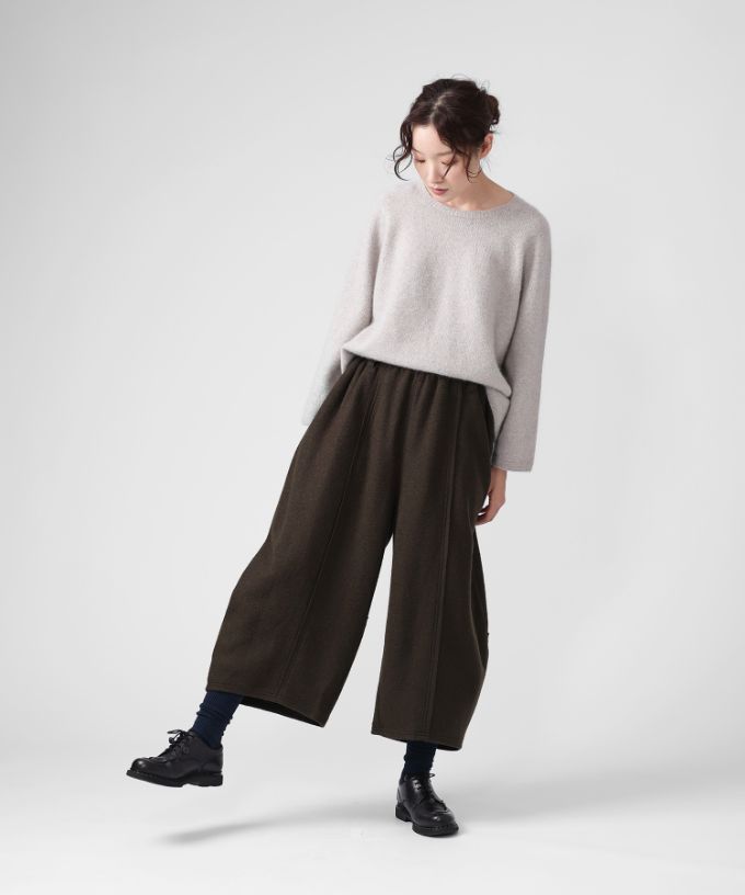 ラッカーパンツ・V　圧縮ウールのコクーンシルエットパンツ