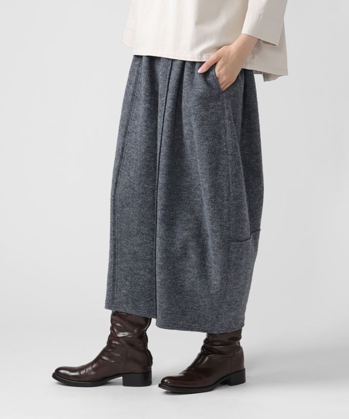 ラッカーパンツ・V　圧縮ウールのコクーンシルエットパンツ
