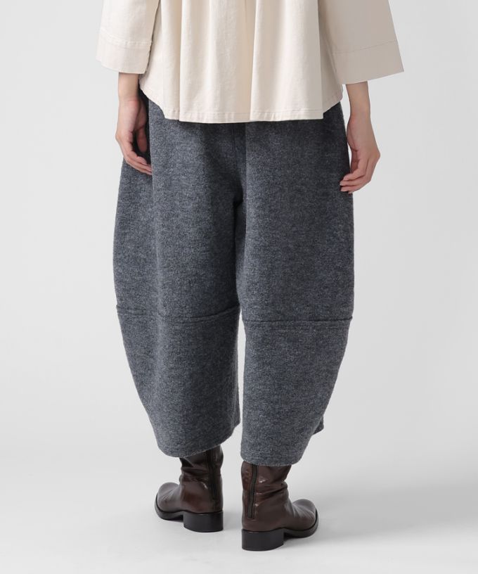 ラッカーパンツ・V　圧縮ウールのコクーンシルエットパンツ