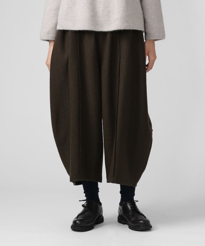 ラッカーパンツ・V　圧縮ウールのコクーンシルエットパンツ