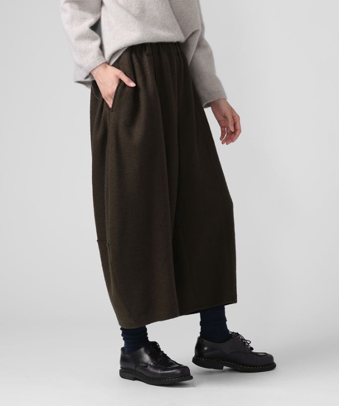 ラッカーパンツ・V　圧縮ウールのコクーンシルエットパンツ