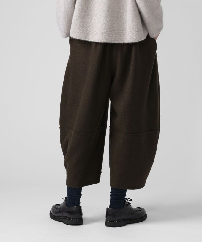 ラッカーパンツ・V　圧縮ウールのコクーンシルエットパンツ