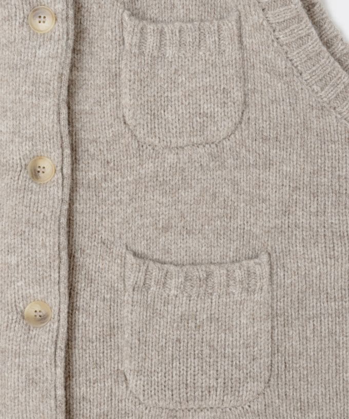 ポリーベスト　ノンミュールジングウールのフード付きベスト