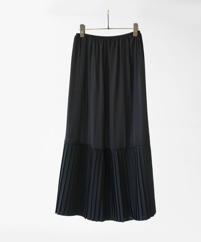 コナスカートロング　定番人気の裾プリーツのロングタイプのペチスカート