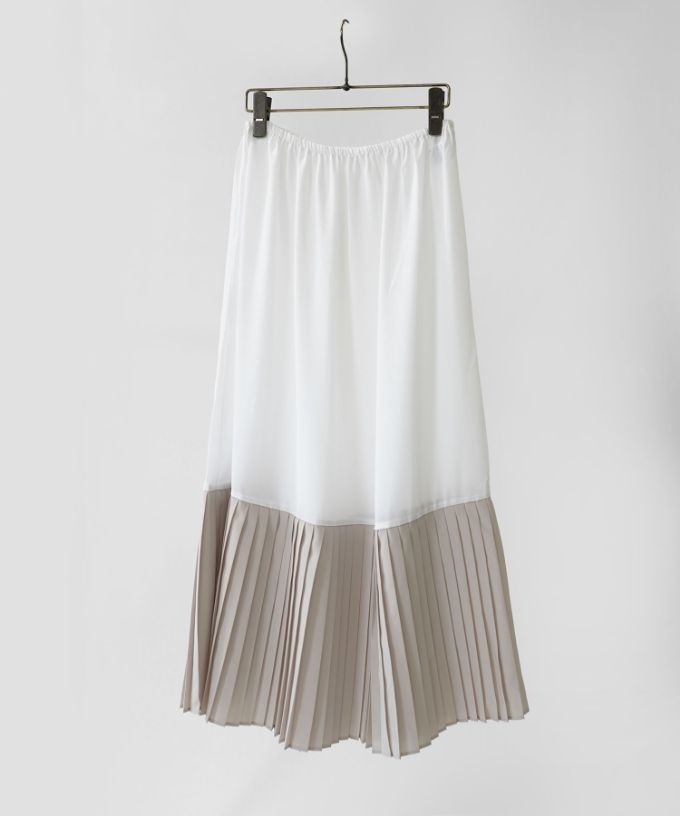 コナスカートロング　定番人気の裾プリーツのロングタイプのペチスカート