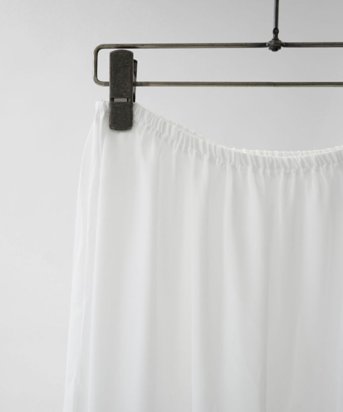 コナスカートロング　定番人気の裾プリーツのロングタイプのペチスカート