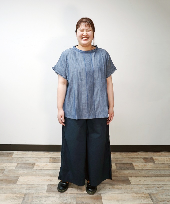 キュロトップB・4【プラスサイズ】ピンタックと手刺繍の立襟シャンブレートップス