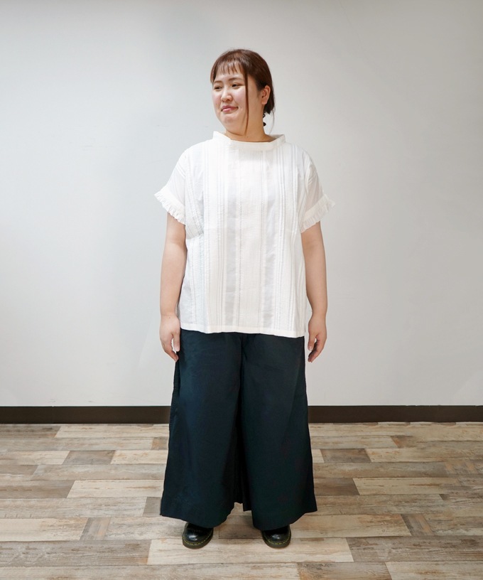 キュロトップ・４【プラスサイズ】ピンタックと手刺繍の立襟ショートスリーブ
