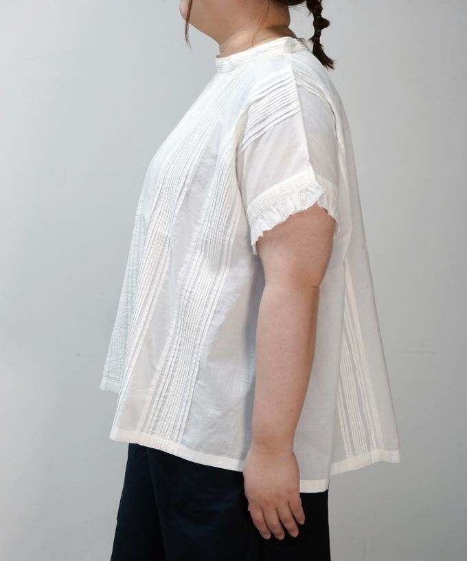 キュロトップ・４【プラスサイズ】ピンタックと手刺繍の立襟ショートスリーブ