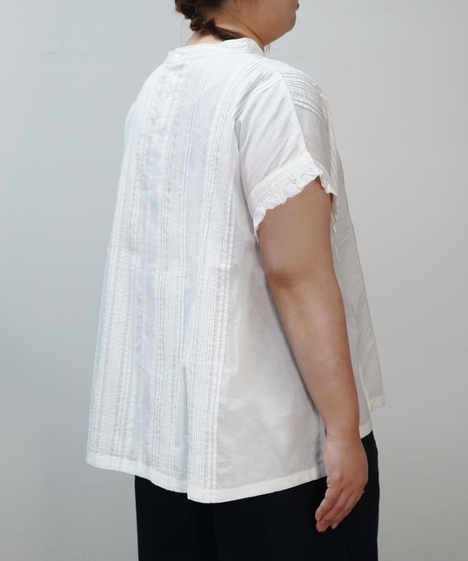 キュロトップ・４【プラスサイズ】ピンタックと手刺繍の立襟ショートスリーブ