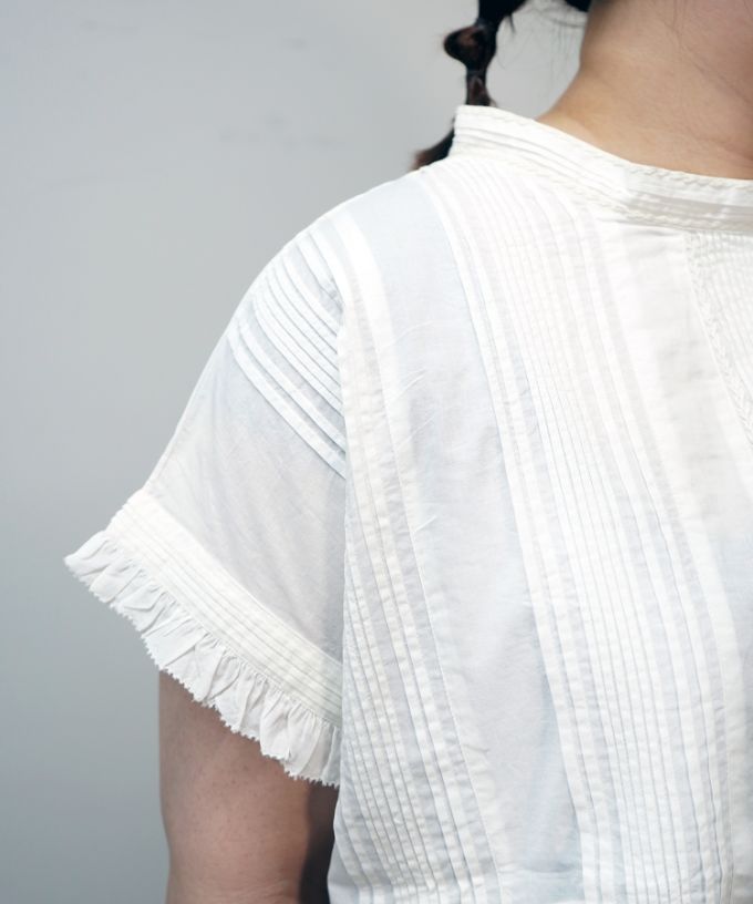 キュロトップ・４【プラスサイズ】ピンタックと手刺繍の立襟ショートスリーブ