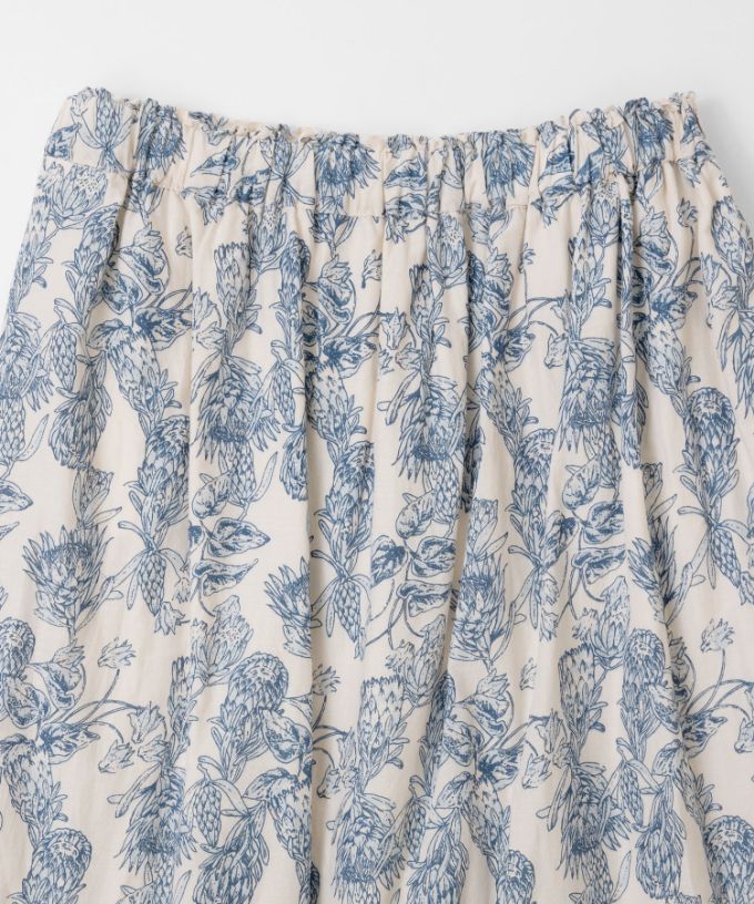 アイデンスカート・グレージュ　フラワープリントのピンタックスカート