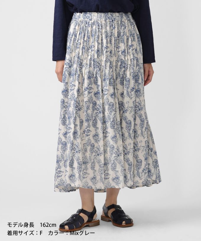 アイデンスカート・グレージュ　フラワープリントのピンタックスカート