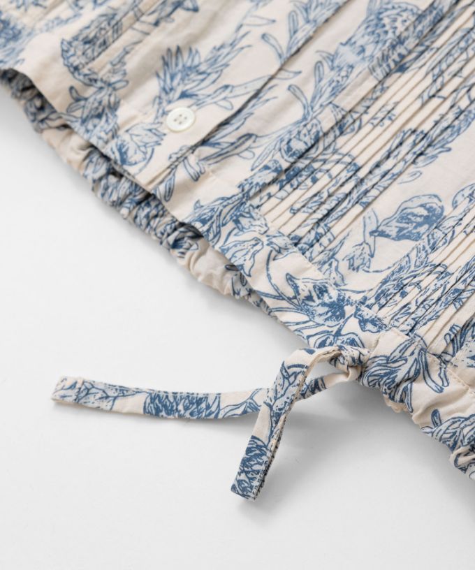 へインジャケット・グレージュ　フラワープリントのピンタックショートジャケット