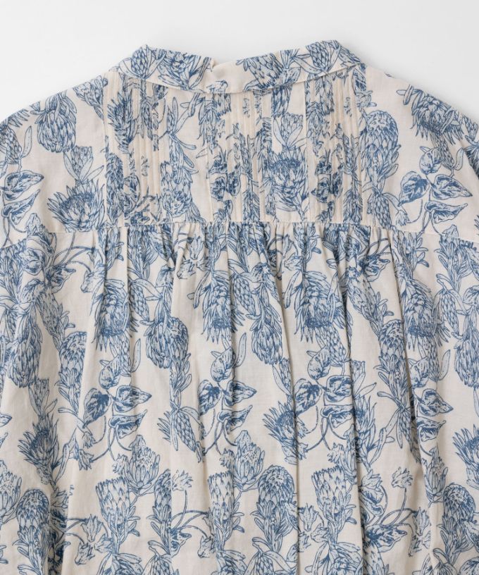 へインジャケット・グレージュ　フラワープリントのピンタックショートジャケット