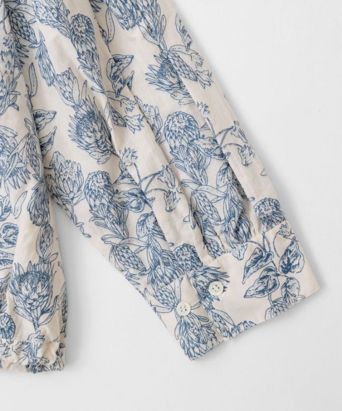 へインジャケット・グレージュ　フラワープリントのピンタックショートジャケット