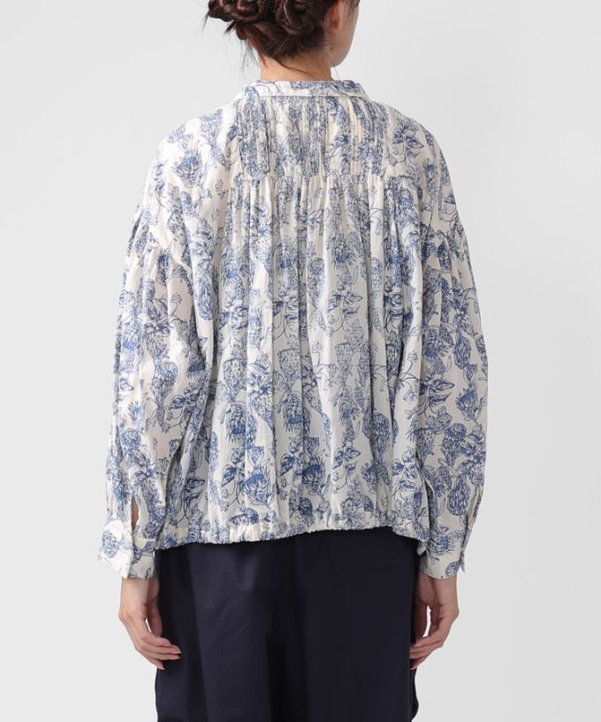 へインジャケット・グレージュ　フラワープリントのピンタックショートジャケット