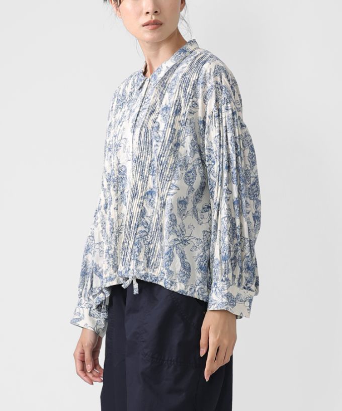 へインジャケット・グレージュ　フラワープリントのピンタックショートジャケット