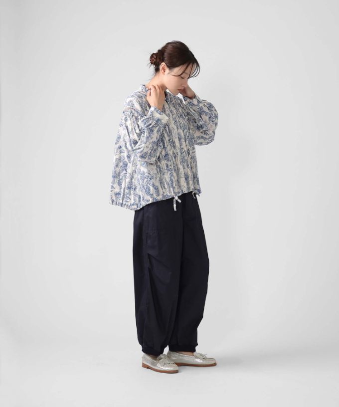 へインジャケット・グレージュ　フラワープリントのピンタックショートジャケット