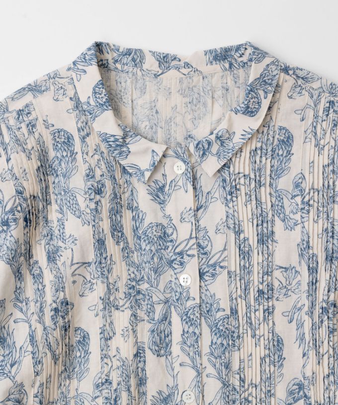 へインジャケット・グレージュ　フラワープリントのピンタックショートジャケット