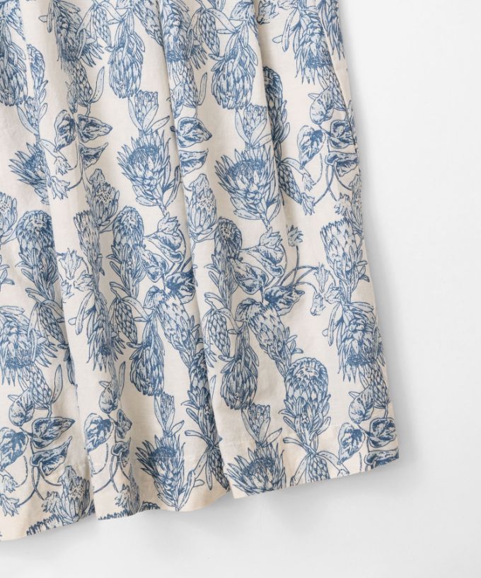 ロリードレス・グレージュ  フラワープリントのドロップショルダーワンピース