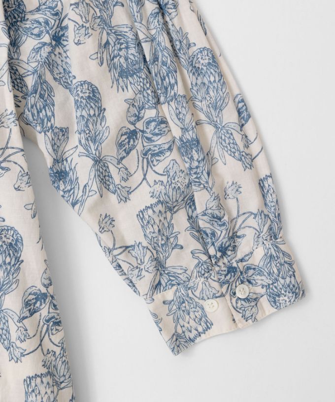 ロリードレス・グレージュ  フラワープリントのドロップショルダーワンピース