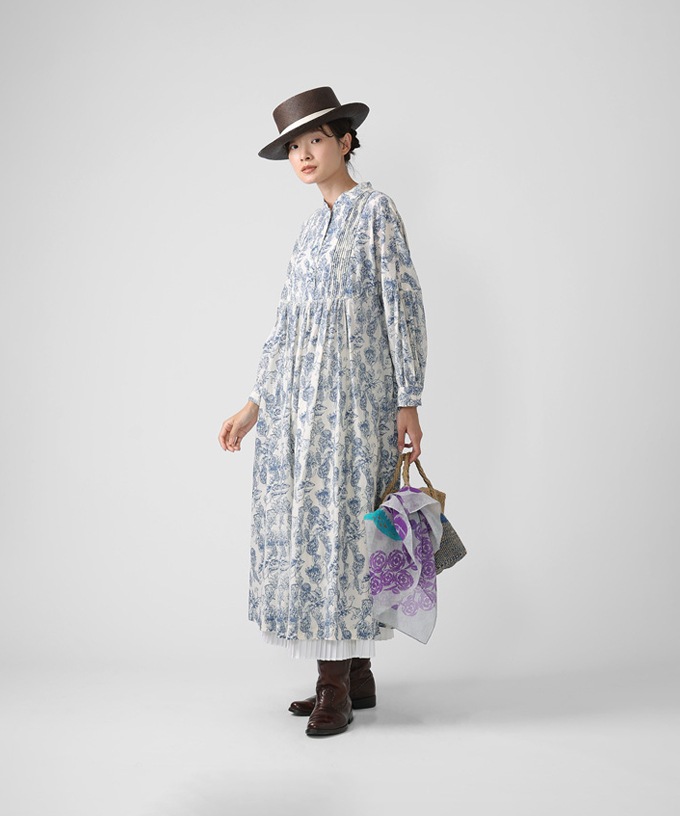 ロリードレス・グレージュ  フラワープリントのドロップショルダーワンピース